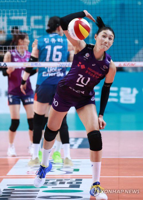 '승부욕' 자신에게 화가 난 김연경(서울=연합뉴스) 홍해인 기자 = 11일 오후 서울 장충체육관에서 열린 도드람 2020-2021 V리그 배구 여자부 흥국생명과 GS칼텍스의 경기. 
    2세트 흥국생명 김연경이 라이트 공격을 펼치다가 GS 칼텍스 센터 김유리의 블로킹에 막혀 실점하자 공을 코트에 세게 내리치고 있다. 2020.11.11 hihong@yna.co.kr