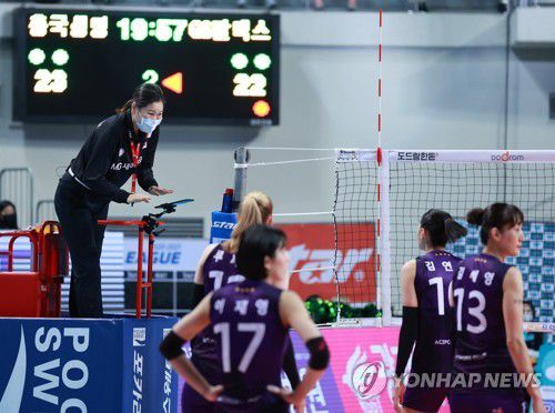 구두 경고받는 김연경(서울=연합뉴스) 홍해인 기자 = 11일 오후 서울 장충체육관에서 열린 도드람 2020-2021 V리그 배구 여자부 흥국생명과 GS칼텍스의 경기. 
    2세트 흥국생명 김연경이 라이트 공격을 펼치다가 GS 칼텍스 센터 김유리의 블로킹에 막혀 실점하자 공을 코트에 세게 내리친 뒤 주심에게 주의를 받고 있다. 2020.11.11 hihong@yna.co.kr