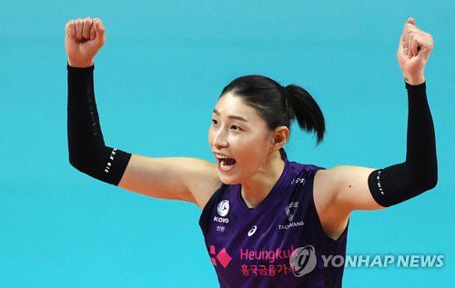 김연경, 주먹 불끈(서울=연합뉴스) 홍해인 기자 = 11일 오후 서울 장충체육관에서 열린 도드람 2020-2021 V리그 배구 여자부 흥국생명과 GS칼텍스의 경기. 
    1세트 흥국생명 김연경이 팀의 득점 성공에 두 주먹을 쥐어 보이고 있다. 2020.11.11 hihong@yna.co.kr