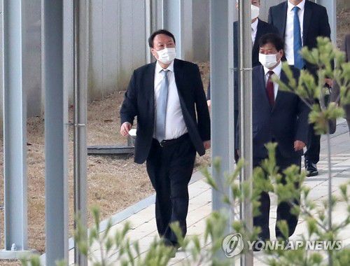 신임 차장검사 강연 위해 진천 법무연수원 찾은 윤석열(진천=연합뉴스) 김주형 기자 = 윤석열 검찰총장이 9일 오후 진천 법무연수원에서 신임 차장검사를 대상으로 강연을 하기 위해 연수원 내에서 이동하고 있다. 2020.11.9 kjhpress@yna.co.kr