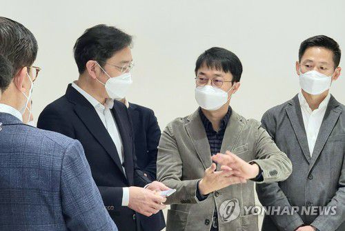 이재용 부회장, 미래 디자인 전략회의로 경영 행보 재개(서울=연합뉴스) 이재용 삼성전자 부회장이 12일 서초구 우면동 서울R&D 캠퍼스에서 차세대 모바일 관련 디자인을 살피고 있다. 2020.11.12 
    [삼성전자 제공. 재판매 및 DB 금지] photo@yna.co.kr