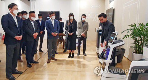 이재용 부회장, 서울R&D 캠퍼스에서 미래 디자인 전략회의(서울=연합뉴스) 이재용 삼성전자 부회장이 12일 서초구 우면동 서울R&D 캠퍼스를 방문해 서빙·배달·안내 등이 가능한 로봇을 살펴보고 있다. 2020.11.12 
    [삼성전자 제공. 재판매 및 DB 금지] photo@yna.co.kr