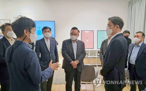 미래 디자인 전략회의 하는 이재용 부회장(서울=연합뉴스) 이재용 삼성전자 부회장이 12일 서초구 우면동 서울R&D 캠퍼스에서 경영진들과 디자인 전략회의를 하고 있다. 2020.11.12 
    [삼성전자 제공. 재판매 및 DB 금지] photo@yna.co.kr