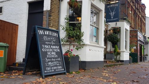 2차 봉쇄조치 돌입한 런던의 펍 (런던=연합뉴스) 박대한 특파원 = 영국 잉글랜드 지역은 지난 5일(현지시간)부터 4주간 2차 봉쇄조치에 돌입했다. 런던 남서부 서비튼 지역의 한 펍 밖에 서 있는 포장판매 안내 간판. 2020.11.12 pdhis959@yna.co.kr