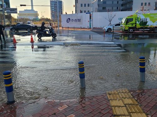 지반침하로 물바다[부산 경찰청 제공. 재판매 및 DB 금지]