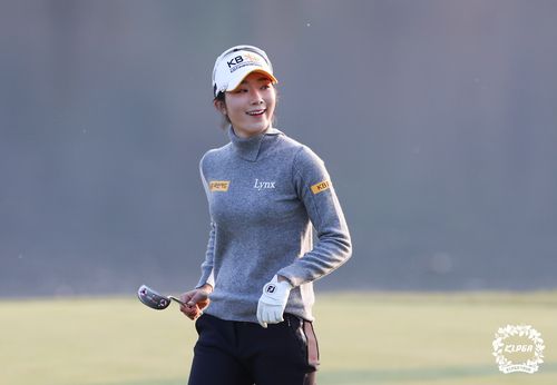 환한 표정으로 홀아웃하는 안송이.[KLPGA 제공. 재판매 및 DB 금지]