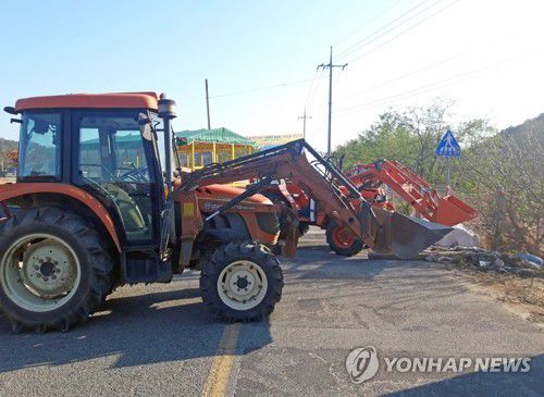 트랙터로 막은 도로(서울=연합뉴스) 지난 10일 경북 포항시 수성사격장 폐쇄를 요구하는 주민들이 놓은 트랙터가 장기면 수성리 마을회관 앞 왕복 2차로를 가로막고 있다.
    오는 16일부터 4주간 주한미군이 수성사격장에서 헬기 사격훈련을 할 예정인 가운데, 포항수성사격장반대대책위원회 및 장기면 주민들은 최근 집회를 열어 소음·진동 피해와 관련해 헬기 사격훈련 중단과 사격장 폐쇄·이전을 촉구해왔다. 2020.11.11 [독자 제공. 재판매 및 DB 금지] photo@yna.co.kr