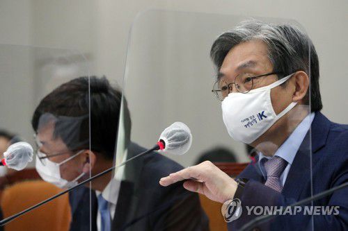 답변하는 노영민 대통령 비서실장(서울=연합뉴스) 하사헌 기자 = 노영민 대통령 비서실장이 13일 국회 운영위원회 전체회의에 출석해 의원 질의에 답변하고 있다. 2020.11.13 toadboy@yna.co.kr