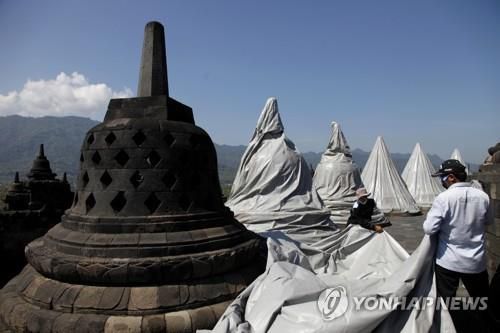 므라피 화산 폭발 대비해 화산재 보호막 씌운 보로부두르 사원[EPA=연합뉴스]
