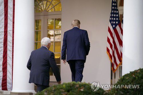 기자회견장 떠나는 트럼프[AP=연합뉴스]
