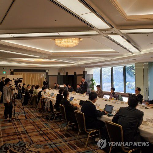 발언하는 김진표 한일의원연맹 회장(도쿄=연합뉴스) 김호준 특파원 = 일본을 방문 중인 김진표(더불어민주당) 한일의원연맹 회장이 14일 도쿄 시내의 한 호텔에서 열린 한국 언론 도쿄특파원단과의 조찬 간담회에서 발언하고 있다. 이날 간담회에는 김 회장을 포함해 더불어민주당 윤호중·전혜숙·김한정 의원, 국민의 힘 이채익·김석기·성일종 의원 등 한일의원연맹 소속 여야 국회의원 7명이 참석했다. hojun@yna.co.kr 2020.11.14