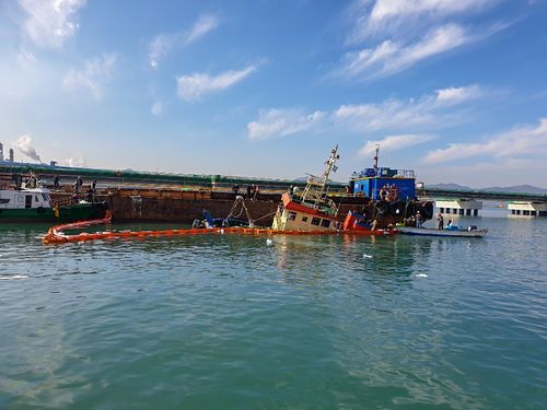 침수된 예인선[여수해경 제공. 재판매 및 DB 금지]