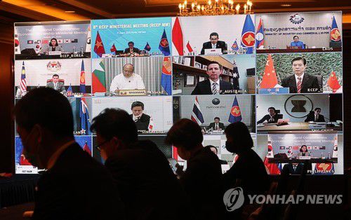 영상으로 열린 역내포괄적경제동반자협정 장관회의(서울=연합뉴스) 이지은 기자 = 유명희 산업통상자원부 통상교섭본부장이 지난 8월 27일 오전 서울 중구 롯데호텔에서 열린 제8차 역내포괄적경제동반자협정(RCEP) 장관회의에 참석해 발언하는 모습이 화면에 나오고 있다. 2020.8.27 jieunlee@yna.co.kr