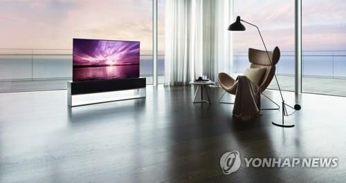 LG전자, LG 시그니처 올레드 R 출시LG전자가 세계 최초 롤러블(Rollable) TV이자 현존하는 TV 폼팩터 혁신의 정점인 LG 시그니처 올레드 R(LG SIGNATURE OLED R)을 국내 시장에 본격 출시한다고 지난달 20일 밝혔다.
    제품 출하가는 1억 원이다. 사진은 LG 시그니처 올레드 R이 집 안에 설치된 모습. [LG전자 제공. 재판매 및 DB 금지]
(끝)