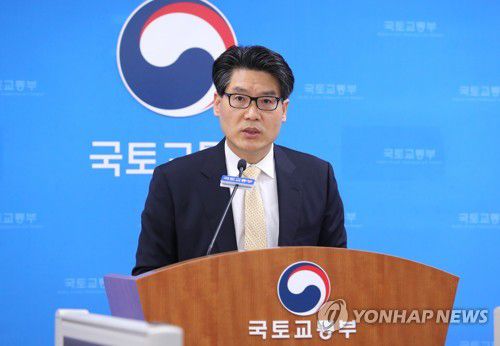 아시아나 인수 관련 브리핑하는 김상도 항공정책실장(세종=연합뉴스) 김주형 기자 = 김상도 국토교통부 항공정책실장이 16일 오전 세종시 정부세종청사에서 대한항공의 아시아나 항공 인수와 관련해 백브리핑을 통해 설명하고 있다. kjhpress@yna.co.kr