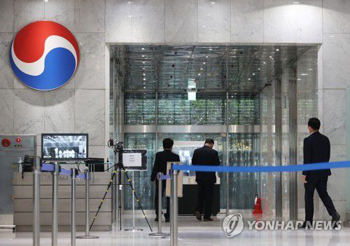 산은, 한진칼에 8천억 투입(서울=연합뉴스) 이지은 기자 = 한진칼 이사회가 열린 16일 오전 서울 중구 대한항공 서소문 사옥에서 관계자가 이동하고 있다. 이날 산업은행이 대한항공의 아시아나항공 인수 추진을 위해 8천억원을 투입하기로 했다. 산은이 대한항공 모회사인 한진칼에 제3자 배정 유상증자로 5천억원을 투입하고, 3천억원 규모의 교환사채(EB)를 인수하는 방식이다.  jieunlee@yna.co.kr