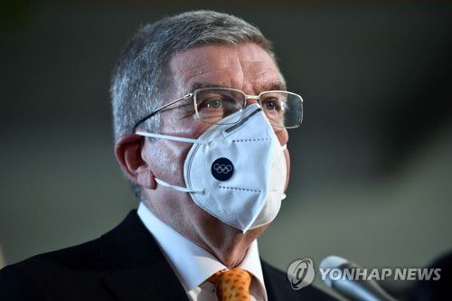 스가 일본 총리와 회담 후 취재진 만나는 바흐 IOC 위원장(도쿄 AFP=연합뉴스) 신종 코로나바이러스 감염증(코로나19) 예방 마스크를 쓴 토마스 바흐 국제올림픽위원회(IOC) 위원장이 16일 도쿄 총리관저에서 스가 요시히데 총리와 회담 후 취재진 앞에서 발언하고 있다. 바흐 위원장은 코로나19 탓에 연기된 도쿄올림픽과 패럴림픽을 계획대로 내년 7월에 개최한다고 재확인했다. sungok@yna.co.kr