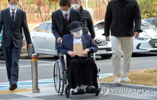 법정 향하는 신천지 이만희 총회장(수원=연합뉴스) 권준우 기자 = 감염병예방법 위반 등 혐의로 구속기소됐다가 최근 건강 악화 등을 이유로 보석 석방된 신천지예수교 증거장막성전(신천지) 이만희 총회장이 16일 오후 재판 출석을 위해 경기도 수원지방법원으로 이동하고 있다. 2020.11.16 stop@yna.co.kr