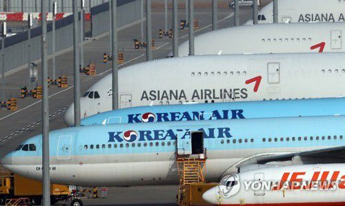 대한항공·아시아나 통합 국적항공사 출범 추진(영종도=연합뉴스) 서명곤 기자 = 정부와 산업은행이 16일 대한항공의 아시아나항공 인수를 공식화했다. 
    국내 1, 2위를 합친 '글로벌 톱 10' 통합 국적항공사 출범을 추진하는 것이다.
    16일 인천국제공항 계류장에 대한항공과 아시아나항공 항공기들이 서있다. seephoto@yna.co.kr