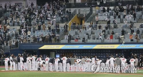 플레이오프에서 승리한 두산 베어스[연합뉴스 자료사진]