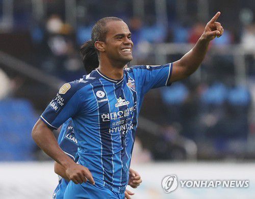 골세리머니를 펼치는 울산 현대의 공격수 주니오[연합뉴스 자료사진]
