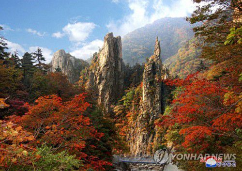 금강산 만물상 절경 내려다보이는 천선대(서울=연합뉴스) 조선중앙통신은 금강산 만물상(萬物相)의 절경을 한눈에 볼 수 있는 천선대(天仙臺)의 가을 풍경 사진을 4일 공개했다. 천선대는 해발 높이 936m의 봉우리로 벼랑 중턱에는 선녀들이 내려와 치장하던 곳이라는 전설이 전해오는 '선녀화장호'가 있다. [조선중앙통신 홈페이지 캡처] 2020.11.4 
    [국내에서만 사용가능. 재배포 금지. For Use Only in the Republic of Korea. No Redistribution] nkphoto@yna.co.kr