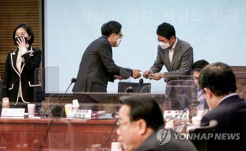 국민의힘 초선모임 참석자들과 인사하는 금태섭(서울=연합뉴스) 안정원 기자 = 더불어민주당을 탈당한 금태섭 전 의원(오른쪽 두번째)이 18일 국회 의원회관에서 열린 국민의힘 초선의원 모임 '명불허전'에 강연자로 참석해 참석자들과 인사하고 있다. 2020.11.18 jeong@yna.co.kr