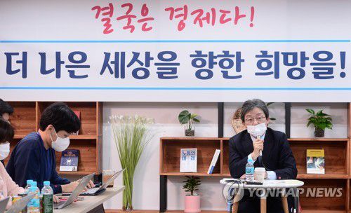 여의도로 돌아온 유승민 전 의원(서울=연합뉴스) 안정원 기자 = 국민의힘 유승민 전 의원이 18일 오전 서울 여의도 국회 앞 태흥빌딩 '희망 22' 사무실에서 열린 기자간담회에서 인사말을 하고 있다. 
    이번 기자간담회는 지난 2월 총선 불출마 선언을 위한 기자회견 이후 9개월여 만에 열렸다.  jeong@yna.co.kr