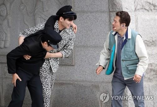 5·18 38주년 기념식에서 '씨네라마' 형식의 공연으로 조명된 이귀복 씨의 사연[연합뉴스 자료사진]