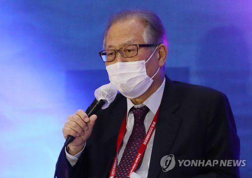 발언하는 정세현 민주평통 수석부의장(인천=연합뉴스) 윤태현 기자 = 정세현 민주평통 수석부의장이 20일 오전 인천시 연수구 송도컨벤시아에서 열린 제1회 인천국제해양포럼에서 '물류협력으로 남북이 하나 되는 길'을 주제로 발언하고 있다. 2020.11.20 tomatoyoon@yna.co.kr