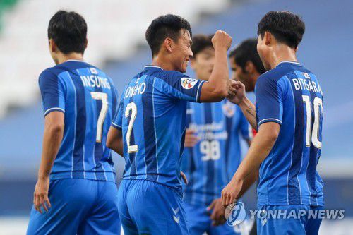 득점 후 동료들과 기쁨을 나누는 윤빛가람(맨 왼쪽)[AFP=연합뉴스]