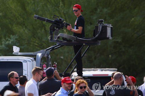 지난 2일 미국 애리조나주 스콧츠데일에서 열린 도널드 트럼프 대통령 지지집회에서 한 시민이 머신건을 잡고 있다. [로이터=연합뉴스 자료사진]