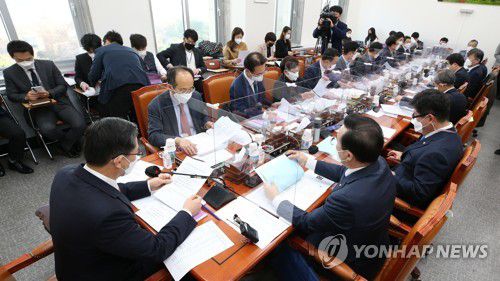 여야  예산안 조정 돌입(서울=연합뉴스) 진성철 기자 =  23일 오전 서울 여의도 국회에서 예산결산특별위원회 예산안등조정소위원회 회의가 정성호 위원장 주재로 열리고 있다. 2020.11.23
zjin@yna.c.kr