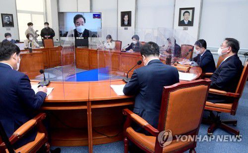 더불어민주당 최고위원회의 (서울=연합뉴스) 하사헌 기자 = 23일 서울 여의도 국회에서 열린 더불어민주당 최고위원회의에서 이낙연 대표가 화상으로 발언을 하고 있다. 이날 민주당 최고위원회의는 이 대표의 자가격리로 화상으로 열렸다. 2020.11.23 toadboy@yna.co.kr