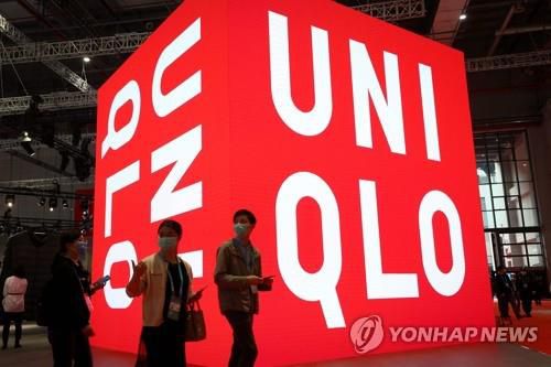 중국 상하이(上海)에 설치된 유니클로 홍보물[AFP=연합뉴스 자료사진]