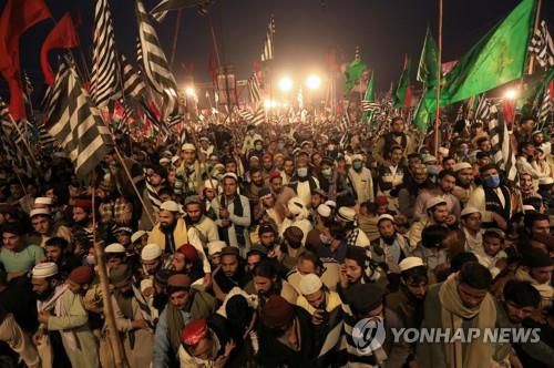 22일 파키스탄 페샤와르에서 열린 야당 주도의 반정부 집회. 대부분 마스크를 쓰지 않았다. [로이터=연합뉴스]