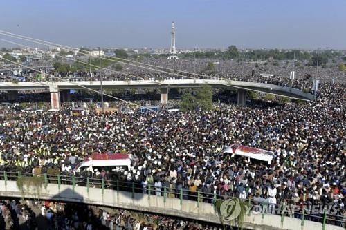 21일 파키스탄 라호르에서 진행된 이슬람 성직자 하딤 후사인 리즈비의 장례식에 운집한 신도들. [AP=연합뉴스]