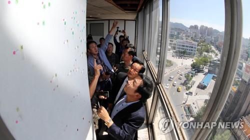 2017년 9월 국방부 5·18특별조사위원회 전일빌딩 현장 조사[연합뉴스 자료사진]