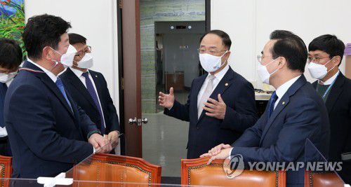 예산안등조정소위 인사 나선 홍남기 경제부총리홍남기 경제부총리 겸 기획재정부 장관(가운데)이 23일 오전 서울 여의도 국회에서 열린 예산결산특별위원회 예산안등조정소위원회 회의에 인사차 방문, 더불어민주당 박홍근 예결위 간사(오른쪽 맨앞) 등과 대화하고 있다. [연합뉴스 자료사진]