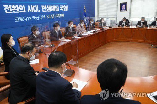 원내대책회의 주재하는 민주당 김태년 원내대표(서울=연합뉴스) 하사헌 기자 = 더불어민주당 김태년 원내대표가 24일 오전 서울 여의도 국회에서 원내대책회의를 주재하고 있다. 2020.11.24 toadboy@yna.co.kr