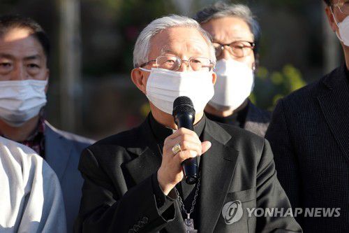 '전두환 재판'에 입 연 김희중 대주교(광주=연합뉴스) 천정인 기자 = 24일 오후 광주 남구 소화자매원에서 천주교광주대교구 김희중 대주교가 전두환 전 대통령의 사자 명예훼손 선고 공판을 일주일여 앞두고 입장을 밝히고 있다. 2020.11.24 iny@yna.co.kr