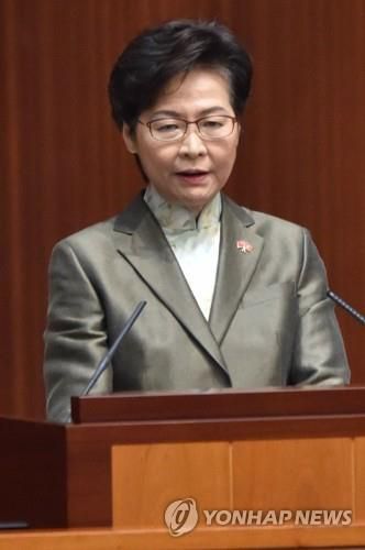 캐리람 홍콩 행정장관이 25일 입법회에서 시정연설을 하고 있다.[AFP=연합뉴스]