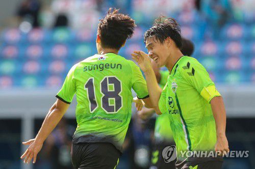 최철순(오른쪽)과 하이파이브 한 나성은[AFP=연합뉴스]