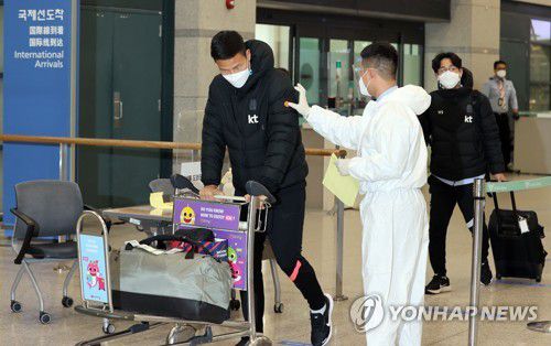 지난 19일 음성 판정 선수들이 귀국하던 모습[연합뉴스 자료사진]