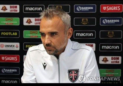 부산, 포르투갈 출신 페레즈 감독 선임…벤투 사단 GK코치 출신(서울=연합뉴스) 프로축구 부산 아이파크가 히카르도 페레즈 감독을 제23대 감독으로 선임했다고 25일 밝혔다. 페레즈 감독은 한국 대표팀을 이끄는 파울루 벤투 감독이 포르투갈 대표팀을 지휘하던 시절 골키퍼 코치로 함께 했다.
    [부산 아이파크 제공. 재판매 및 DB 금지] photo@yna.co.kr