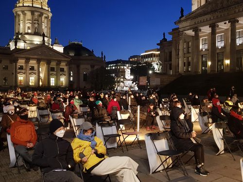 25일 추운 날씨에도 베를린 젠다르멘마르크트 광장에서 소녀상 지키기 집회에 나선 시민들 [베를린=연합뉴스]