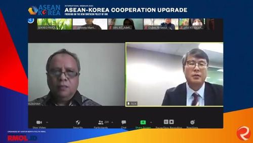 한-아세안 웨비나에서 발표하는 윤상욱 공사참사(오른쪽)[자카르타=연합뉴스]