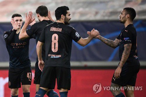 포든(왼쪽)의 결승 골을 자축하는 맨시티 선수들[AFP=연합뉴스]