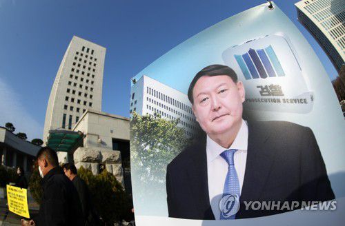 윤석열 검찰총장, 직무정지 효력 집행정지 신청(서울=연합뉴스) 임헌정 기자 = 26일 오전 서울 서초구 대검찰청.
    윤석열 검찰총장은 직무배제 하루만인 지난 25일 밤 법원에 온라인으로 추미애 법무부 장관의 직무정지 조치에 대한 집행정지를 신청했다. 2020.11.26 kane@yna.co.kr