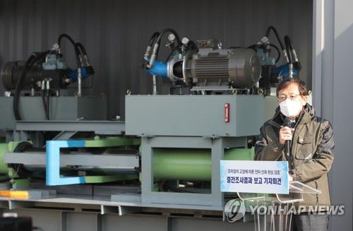 세월호 급변침 원인 실험 결과 발표하는 사참위(목포=연합뉴스) 천정인 기자 = 26일 오후 전남 목포시 목포신항에 인양돼 있는 세월호 선체 앞에서 사회적 참사 특별조사위원회 관계자들이 '내인설'의 핵심 증거인 '선박 솔레노이드밸브 고착'에 관한 실증실험 결과를 발표하고 있다. 2020.11.26 iny@yna.co.kr